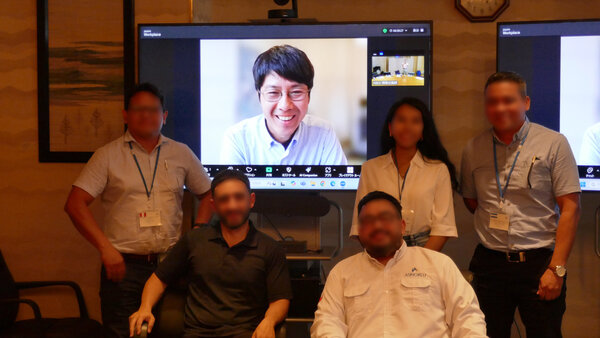 03 オンライン講義後の記念撮影（中南米研修）_修正済.jpg