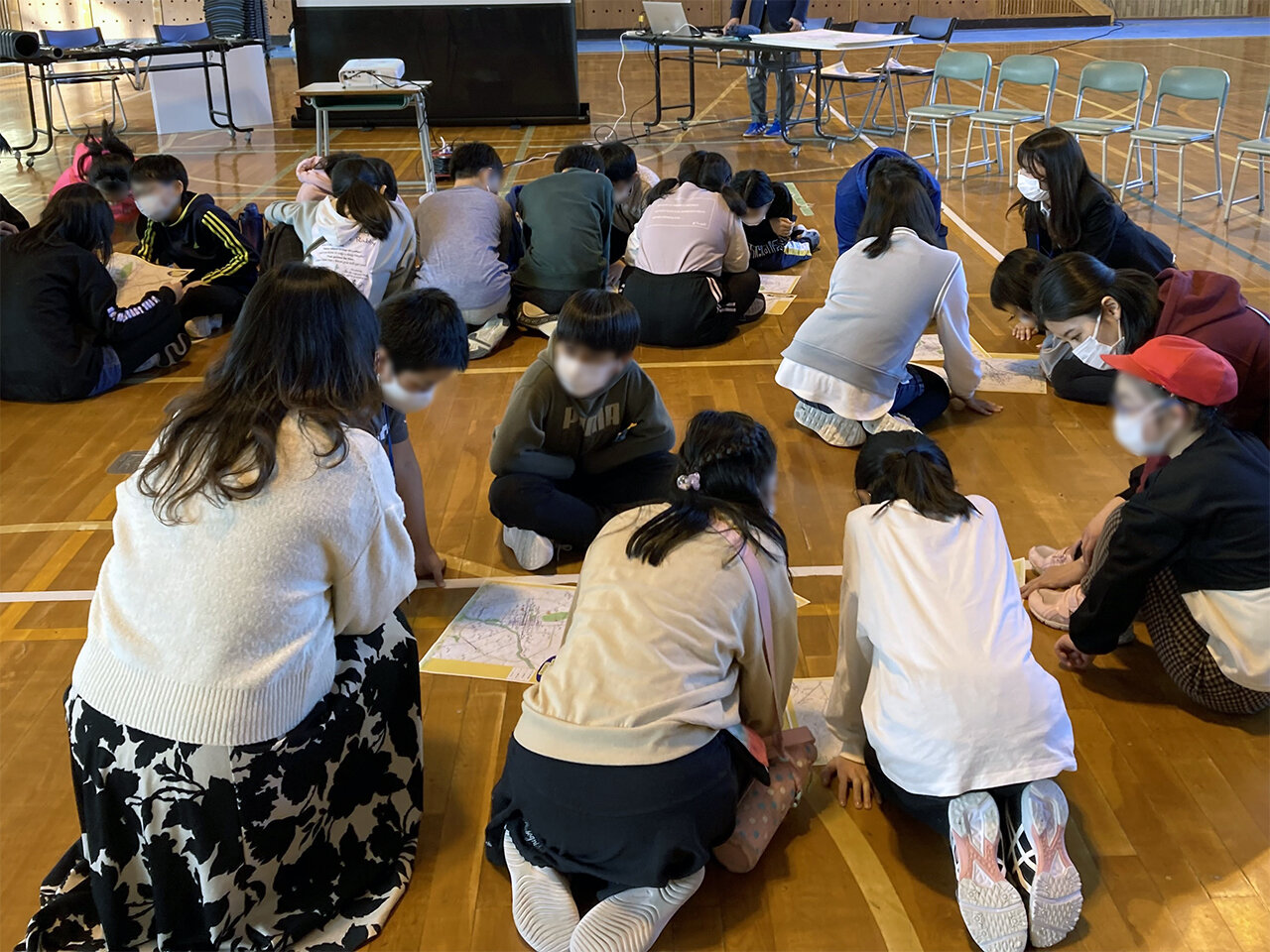 05-2_札幌の無電柱化どこクイズ_班ごとに考え中.jpg