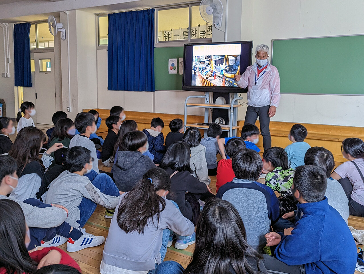 02-2_街と人にやさしい無電柱化_工事の大変さ.jpg