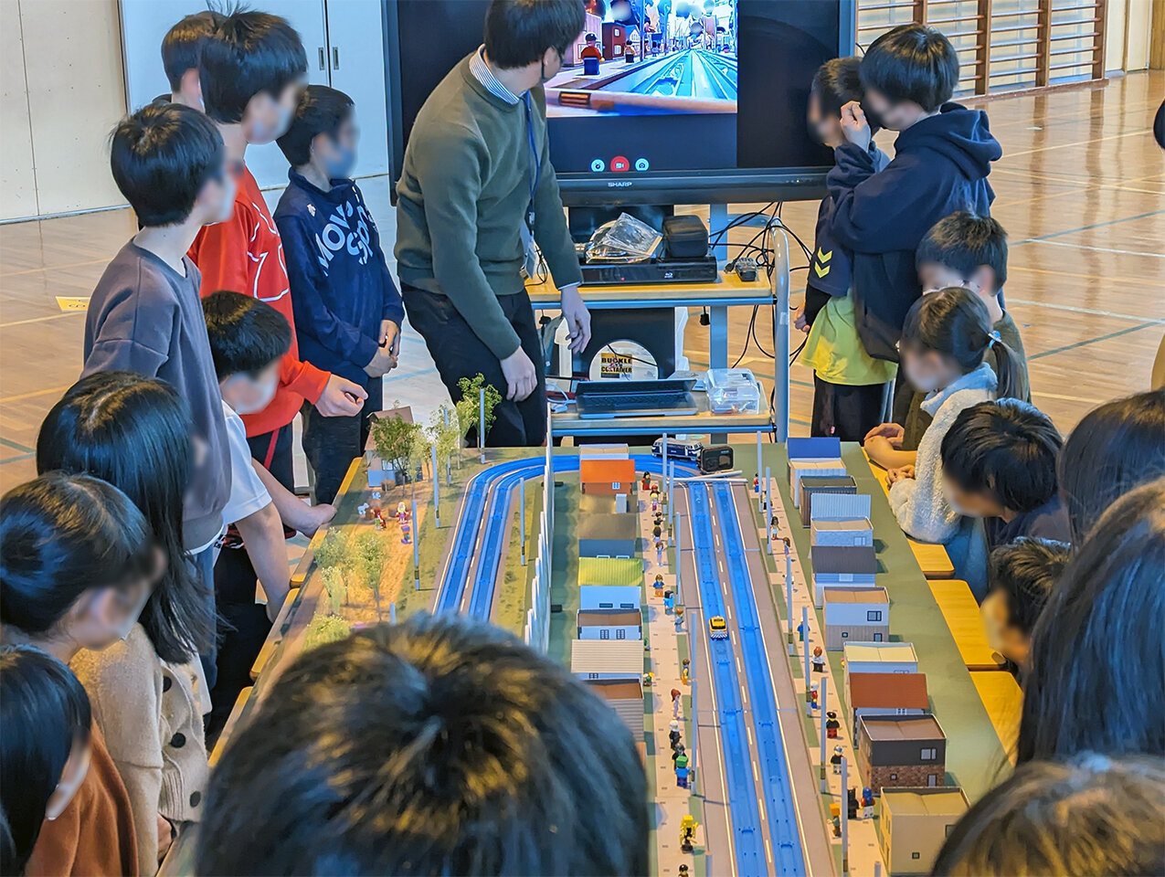 06-3_プラレールで街並み体験_電柱が倒れたら・・・.jpg