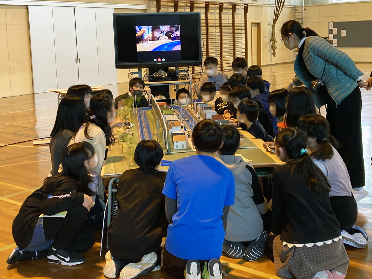 06-2_プラレールで街並み体験__目線を下げて街を覗いてみよう.jpg